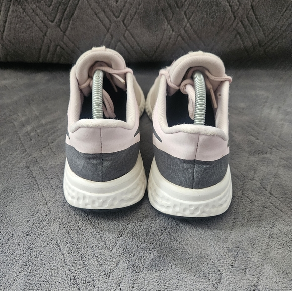 Nike Girls Revolution 5 BQ5671-601 Pink Black Running Shoes Sneakers Size 6Y. - Picture 6 of 9